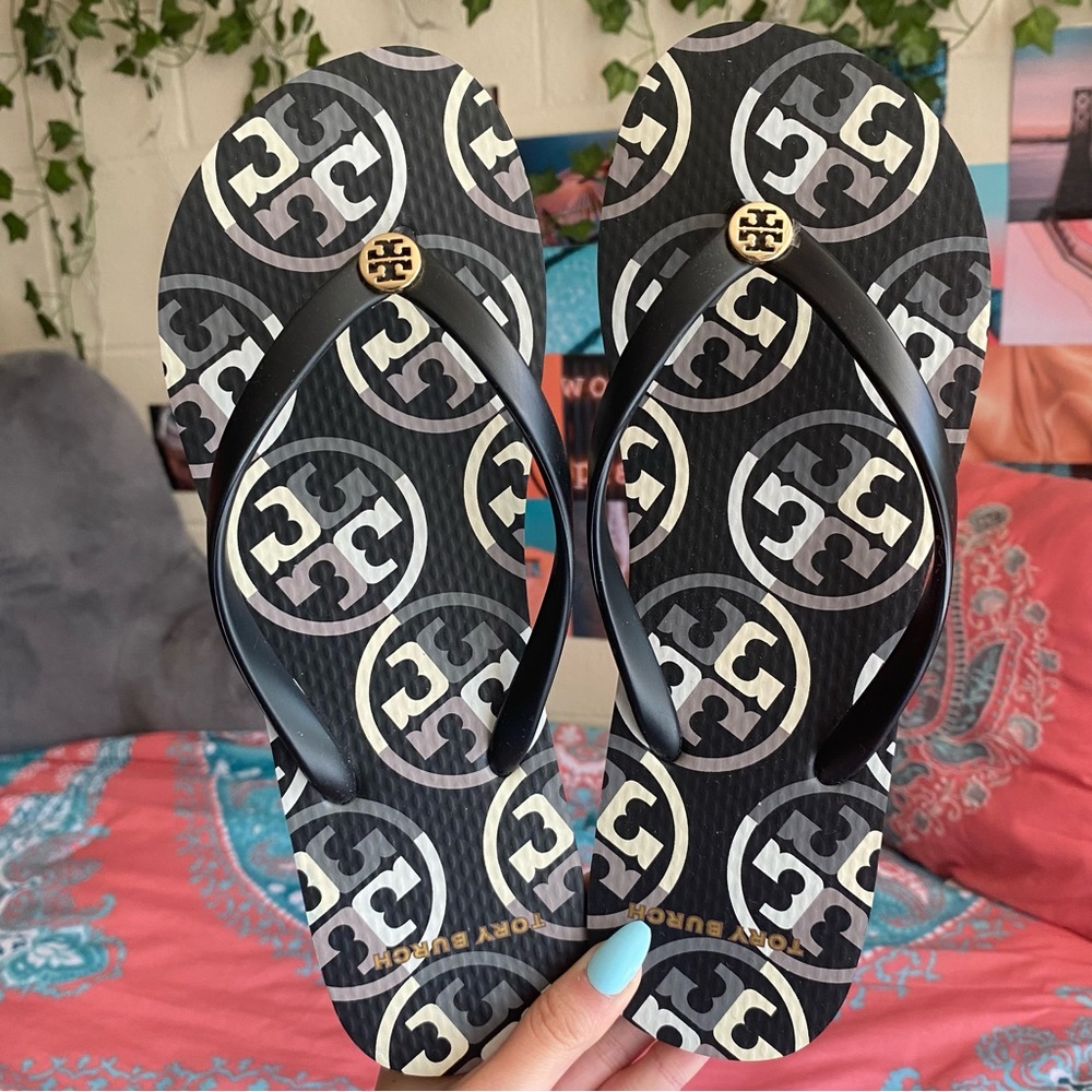 New Tory Burch emblem black mixed logo flip flops